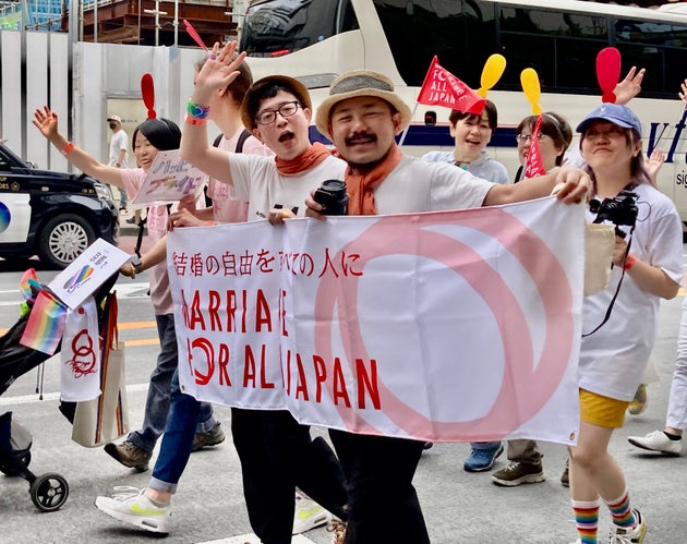 結婚の平等を求める裁判の原告らもパレードを歩いた