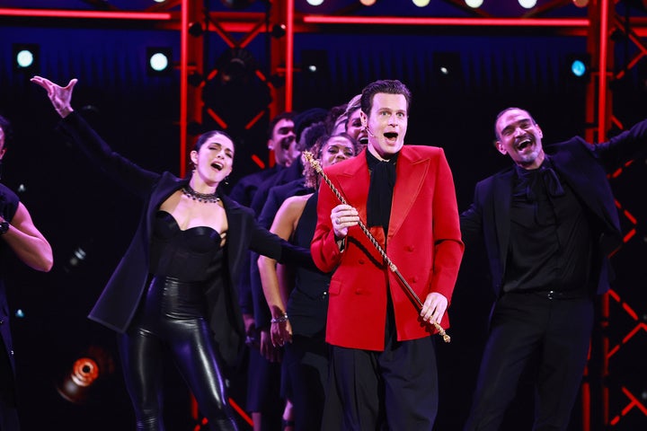 Authentic ‘Hamilton’ Forged Delivers Present-Stopping Reunion At The 2025 Tony Awards - The Boston Courier 2 Jonathan Groff winked at the royal garb of his character, King George III, by donning a red blazer.