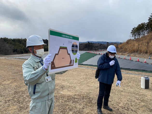 除染土が保管されている土壌貯蔵施設の上。中央付近の空間線量率は「毎時0.2マイクロシーベルト」程度だった（2月18日、中間貯蔵施設で）