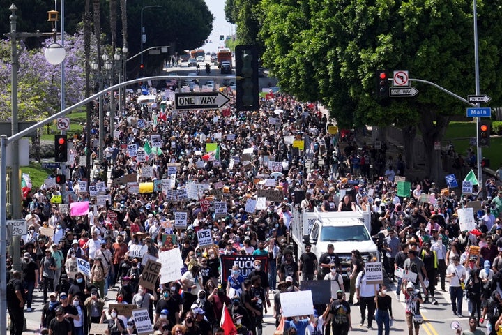 Os manifestantes marcharam da prefeitura para o centro de detenção metropolitano do centro de Los Angeles, em 8 de junho de 2025, após o protesto contra invasão de imigração da noite passada.