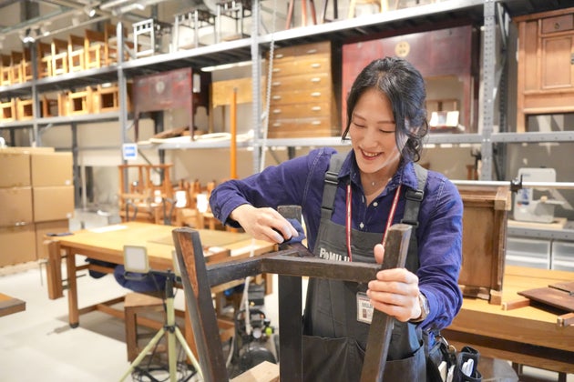 古家具の椅子を修繕する、リペアスタッフの山下さん