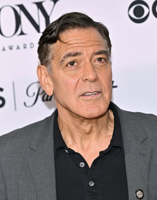 George Clooney tidak merahasiakan fakta bahwa dia bukan penggemar rambut hitamnya yang diwarnai