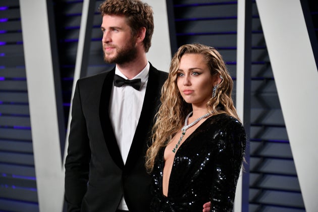 Liam Hemsworth dan Miley Cyrus di sebuah pesta Oscar pada 2019