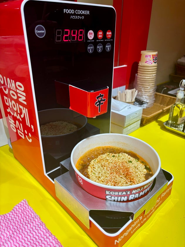 韓国では広く設置されているという自動ラーメン調理器