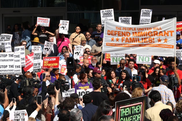 米国移民・税関捜査局（ICE）による複数の移民一斉摘発が行われたことを受けてロサンゼルス中心部の連邦ビル前で抗議活動を行う人々（2025年6月5日）