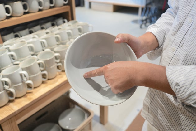 わけあり品の美濃焼の器。内側には小さな黒い点が