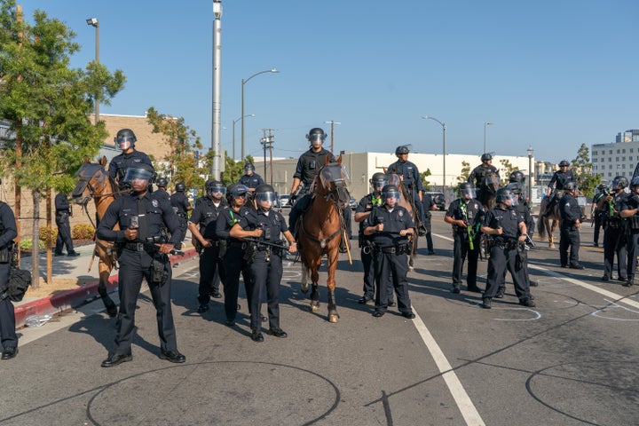 ロサンゼルスで行われた抗議活動でデモ参加者に向かって進む警察官ら（2025年6月8日）