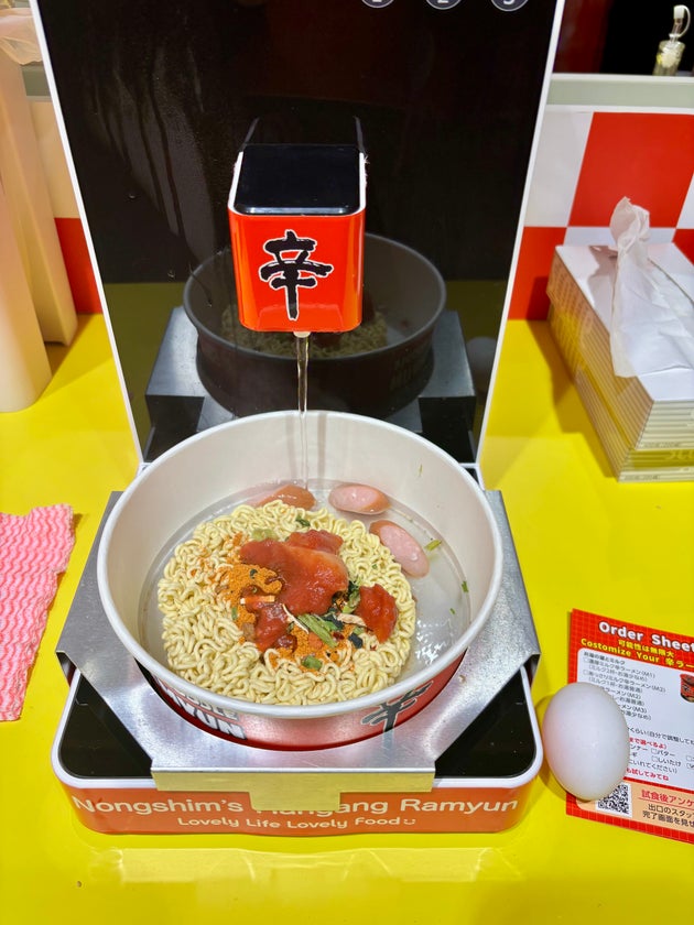 ジョン氏オススメの辛ラーメンアレンジを調理