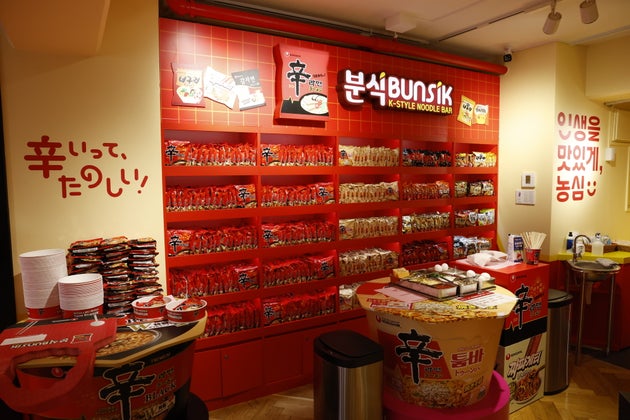 辛ラーメンが壁にぎっしり