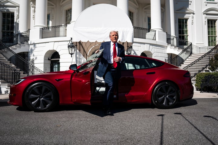 Donald Trump durante um evento de Tesla na Casa Branca em março.