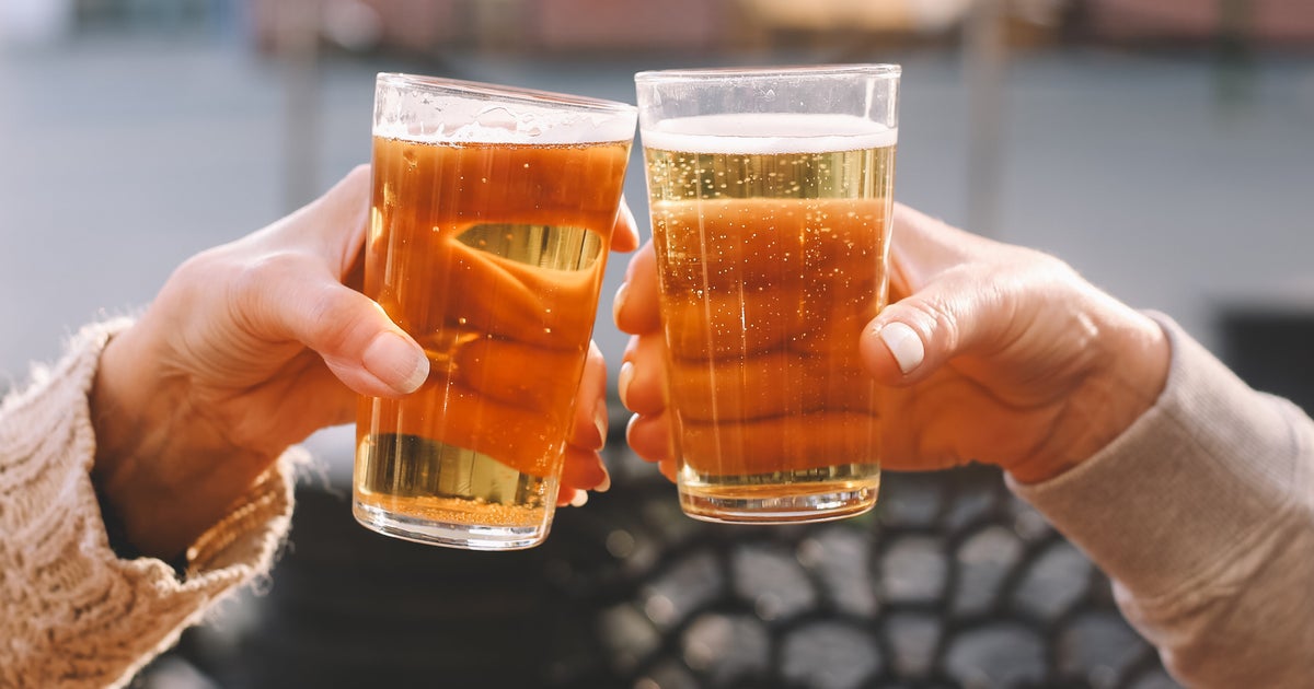 Image for article The 1 Dead Giveaway Youre Drinking Beer From A Dirty Glass At A Bar