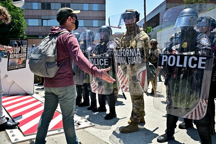 Os manifestantes enfrentam membros da Guarda Nacional da Califórnia e a Alfândega e Proteção de Fronteiras dos EUA em Los Angeles em 10 de junho de 2025.