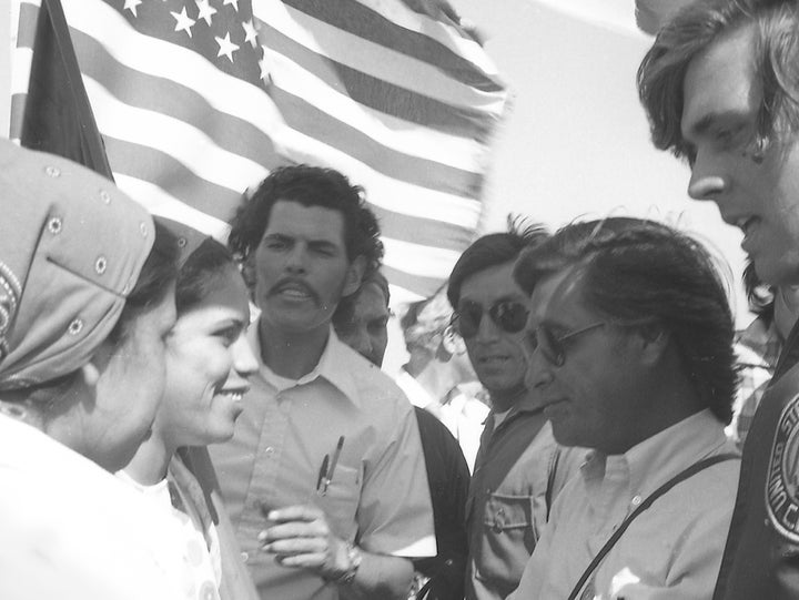 César Chávez durante el "Marzo de 1,000 millas" Para los derechos de los trabajadores agrícolas en California, utilizó la bandera estadounidense como argumento visual de que el movimiento era totalmente estadounidense, dijo Kevin M. Kruse, profesor de historia en la Universidad de Princeton y autor de "Vuelo blanco: Atlanta y la fabricación del conservadurismo moderno."