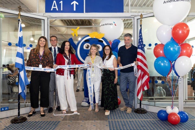 Η κ. Ιωάννα Παπαδοπούλου, Διευθύντρια Επικοινωνίας & Μάρκετινγκ του ΔΑΑ και η κ. Κατερίνα Σανδάλη, Key Account Manager British Airways, representing American Airlines & Iberia, με την ομάδα του αεροδρομίου της Αθήνας.