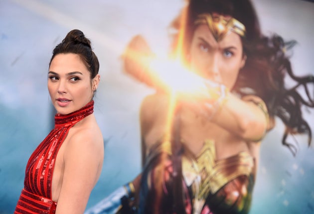 Η Γκαλ Γκαντότ με φόντο την αφίσα της «Wonder Woman», στην παγκόσμια πρεμιέρα της ταινίας στο Λος Άντζελες, τον Μάιο του 2017. (Photo by Jordan Strauss/Invision/AP, File)