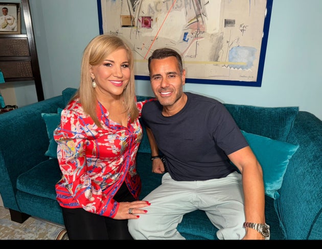 Η Δέσποινα Μοιραράκη και ο Νίκος Γεωργιάδης στο σαλόνι του σπιτιού της στη Γλυφάδα.