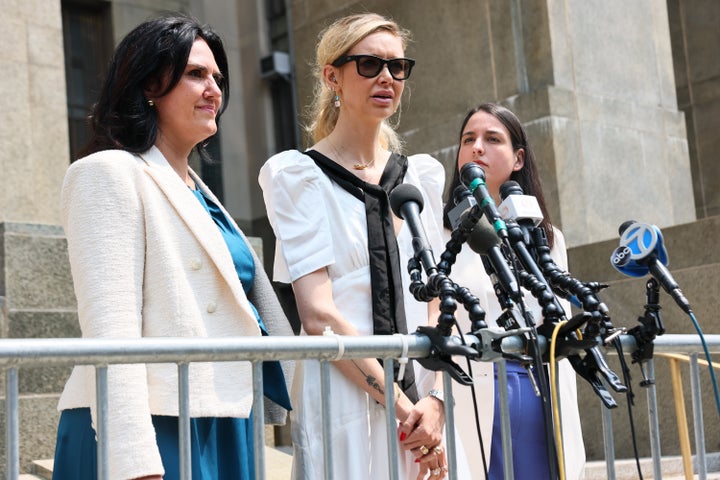 O advogado Megan Goddard (L) e o advogado Lindsay Goldbrum (R) ouvem seu cliente Kaja Sokola (C) fala após um veredicto parcial no ex -produtor de cinema Harvey Weinstein julgando no Tribunal Penal de Manhattan em 11 de junho de 2025 na cidade de Nova York. (Foto de Michael M. Santiago/Getty Images)