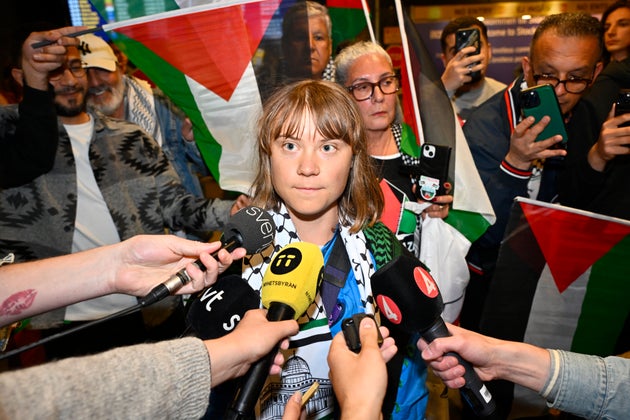Aktivis iklim Swedia, Greta Thunberg, berbicara kepada jurnalis setelah tiba di Bandara Stockholm-Arlanda, pada 10 Juni 2025. Israel mendeportasi Thunberg setelah secara tidak sah menahannya di kapal bantuan yang ditetapkan untuk Gaza dengan 11 aktivis lainnya.