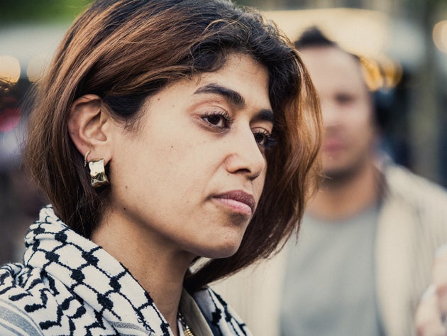 Anggota Prancis-Palestina Parlemen Eropa Rima Hassan menghadiri unjuk rasa melawan Islamofobia dan sebagai penghormatan kepada seorang pria yang terbunuh di sebuah masjid di La Grand Combe, di Paris, pada tanggal 27 April 2025.