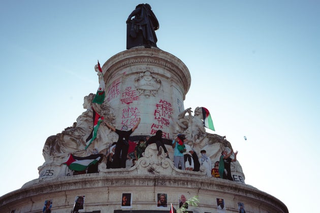Para pengunjuk rasa mendemonstrasikan untuk mendukung para aktivis yang ditahan oleh Israel karena mencoba memberikan bantuan pada armada Madleen ke Gaza, di Place de la Republique di Paris, pada 11 Juni 2025.