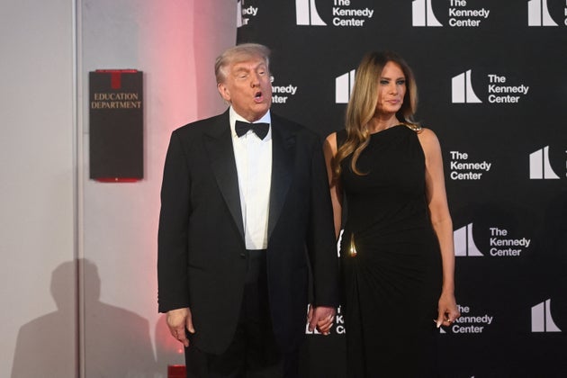 Presiden Donald Trump dan Ibu Negara Melania Trump tiba untuk menghadiri malam pembukaan Les Miserables di Kennedy Center.