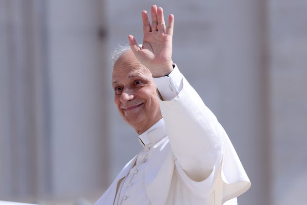バチカン市国のサン・ピエトロ広場で行われたた一般謁見で手を振る教皇レオ14世（2025年6月11日）