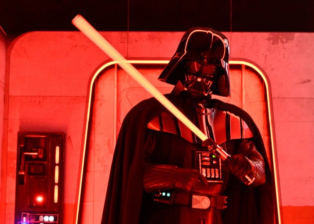Ένας χαρακτήρας του Darth Vader με κοστούμι ποζάρει στην διαδραστική εμπειρία Imperial March των Hasbro και Amazon Star Wars στο Empire State Building την Πέμπτη 21 Μαρτίου 2024 στη Νέα Υόρκη. (Photo by Evan Agostini/Invision/AP, file)