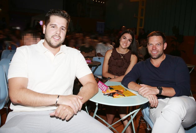 Ο Στέφανος Κασσελάκης με τον Βασίλη Σίμο και τη Λυδία Βενέρη από το Κίνημα Δημοκρατίας.