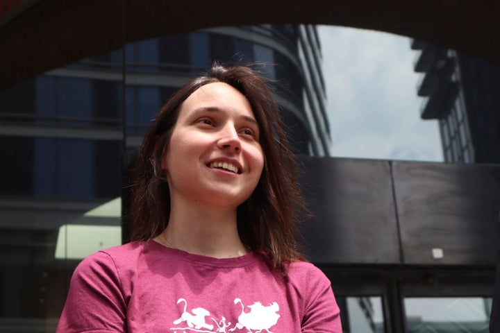 O pesquisador da Universidade de Harvard, Kseniia Petrova, 30, sorri depois de ser libertado sob fiança da custódia federal no tribunal John Joseph Moakley nos Estados Unidos na quinta -feira, 12 de junho de 2025, em Boston. (AP Photo/Leah Willingham)