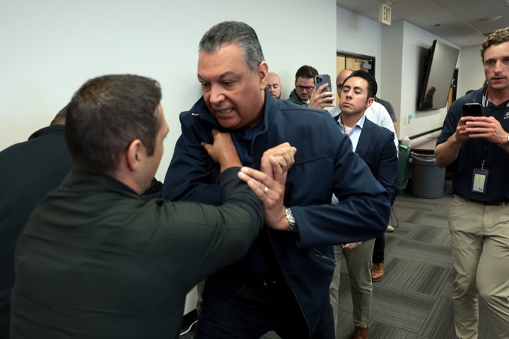 O senador da Califórnia, Alex Padilla (D), tenta ter acesso a uma conferência de imprensa liderada pelo Departamento de Segurança Interna dos EUA, Kristi Noem, no prédio federal de Wilshire na quinta -feira em Los Angeles.