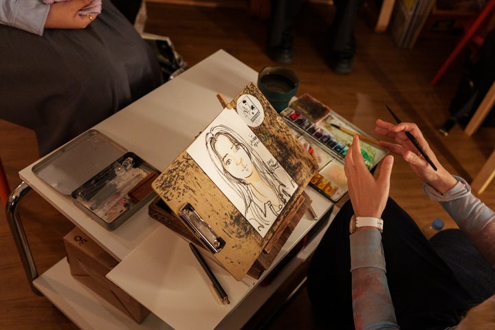 『ドロシーマンション』のデザインを担当した潟見陽氏が手掛けるプラットフォーム3で、参加者の似顔絵を描いた