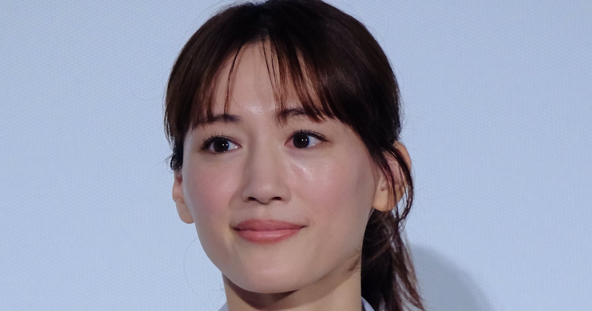 綾瀬はるか、『紅白』の舞台裏ショットをスタッフが公開。楽屋隅でお弁当を食べる様子も⇨「プチ写真集をありがとう」の声