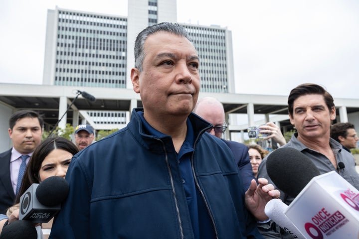 ロサンゼルスの連邦ビルで開いた記者会見で発言するパディラ議員(2025年6月12日)