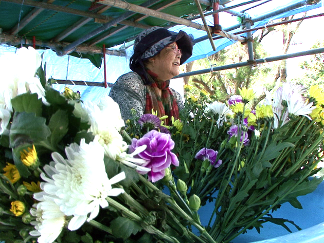 魂魄之塔のそばで長く花を売っていた大屋初子さん。集団自決の生存者。