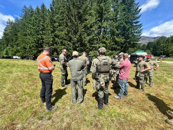 トラヴィス・デッカー容疑者の行方を捜査するアメリカ・ワシントン州スノホミッシュ郡の保安官代理ら（2025年6月6日）