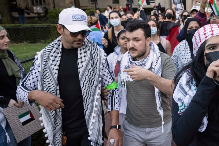 Mahmoud Khalil (à direita) participa de um protesto pró-palestino na Universidade de Columbia em 12 de outubro de 2023, em Nova York.