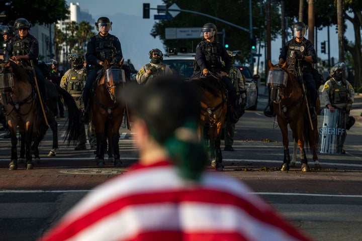 A polícia confronta um manifestante fora da prefeitura durante protestos sobre ataques federais de fiscalização da imigração na quarta -feira, 11 de junho de 2025, em Los Angeles. (AP Photo/Ethan Swope)
