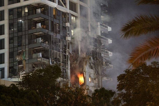 イランから発射されたとされるミサイルが着弾し、炎と煙が立ち上るテルアビブ中心部の建物（2025年6月13日）