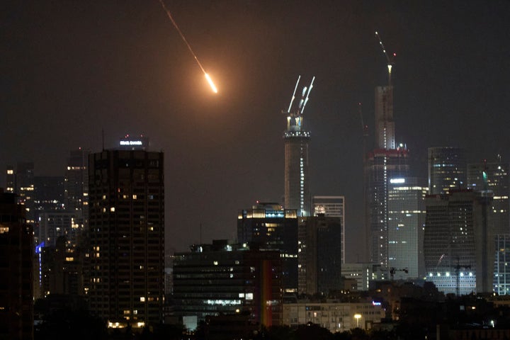 Το ίχνος ενός πυραύλου φαίνεται πριν χτυπήσει το Τελ Αβίβ, Ισραήλ, νωρίς το Σάββατο, 14 Ιουνίου 2025. (AP Photo/Leo Correa)