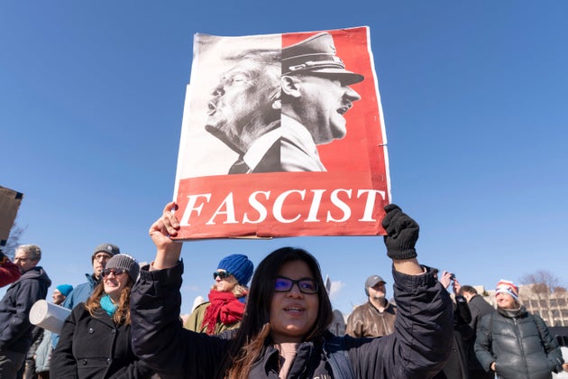 ワシントンの連邦議会議事堂で行われたトランプ大統領に抗議するデモ（2025年2月17日）
