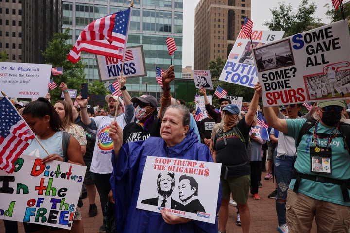 Os manifestantes se reúnem com muitos sinais e bandeiras americanas no Love Park, na Filadélfia.