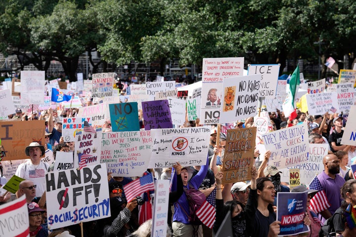 Uma multidão de manifestantes se reúne em Houston.