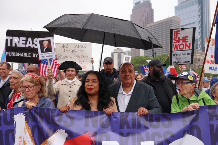 Martin Luther King III, Centro à direita, e sua esposa, Arndrea Waters King, centro à esquerda, março no 