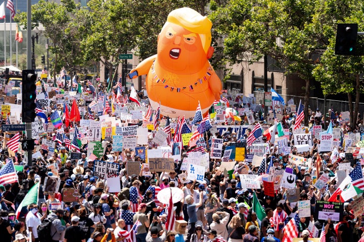 Os manifestantes de Los Angeles se reúnem com uma versão de Balloon de Donald Trump, levantada acima deles.