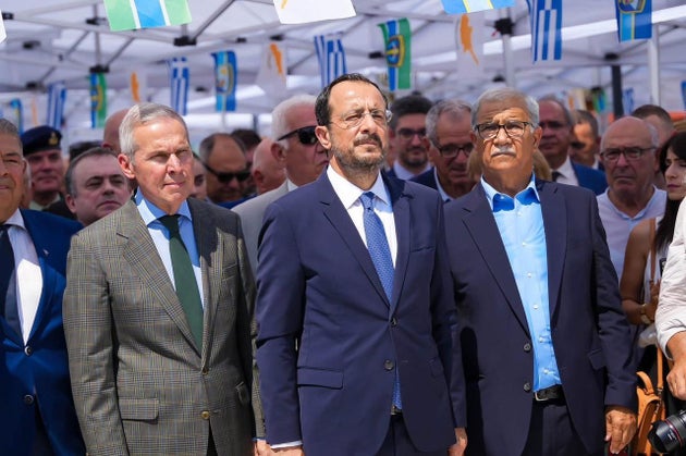 Ο κ. Χριστοδουλίδης δίπλα στον υφυπουργό Εθνικής ‘Αμυνας, Αθανάσιο Δαβάκη, που εκπροσώπησε την Ελληνική Κυβέρνηση