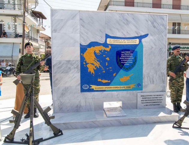 Το μνημείο που αποκαλύφθηκε στην τελετή αποκαλυπτηρίων μνημείου που τιμά τους Έλληνες οπλίτες και αξιωματικούς που υπηρέτησαν στην Κύπρο.