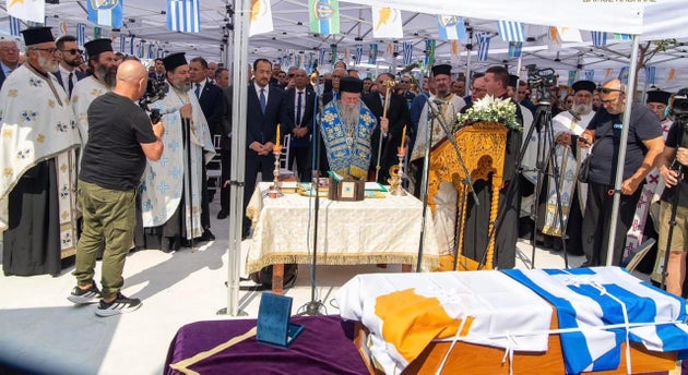 Στιγμιοτυπο από την τελετή αποκαλυπτηρίων μνημείου που τιμά τους Έλληνες οπλίτες και αξιωματικούς που υπηρέτησαν στην Κύπρο