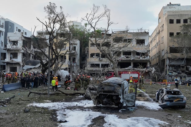 Διασώστες σε σημείο όπου έπεσε πύραυλος στο Τελ Αβίβ(AP Photo/Baz Ratner)