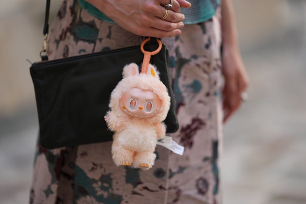「ラブブ」をバッグにつけるのがトレンドで、セレブの間でも大流行中だ