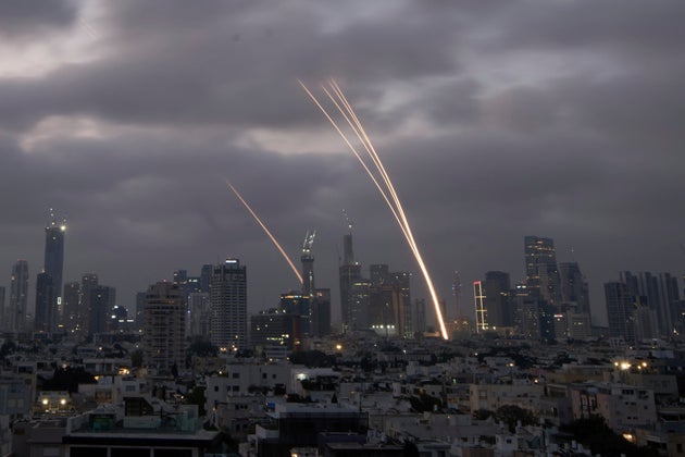 Το ισραηλινό σύστημα αεράμυνας Iron Dome πυροβολεί για να αναχαιτίσει βλήματα πάνω από το Τελ Αβίβ, Σάββατο 14 Ιουνίου 2025. (AP Photo/Leo Correa)